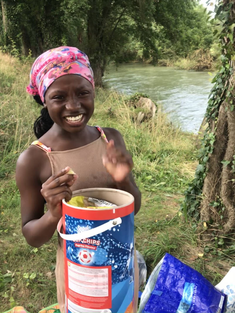 meisje bij rivier meisje bij rivier